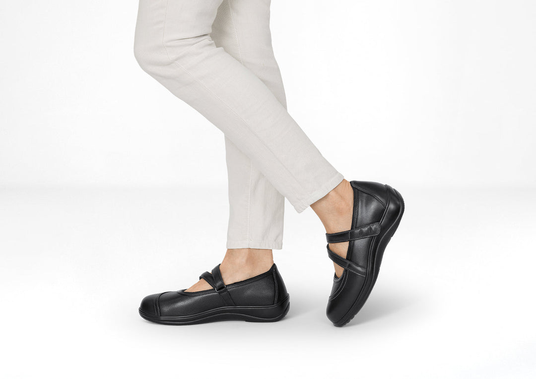 Celina | Light and graceful in classic black