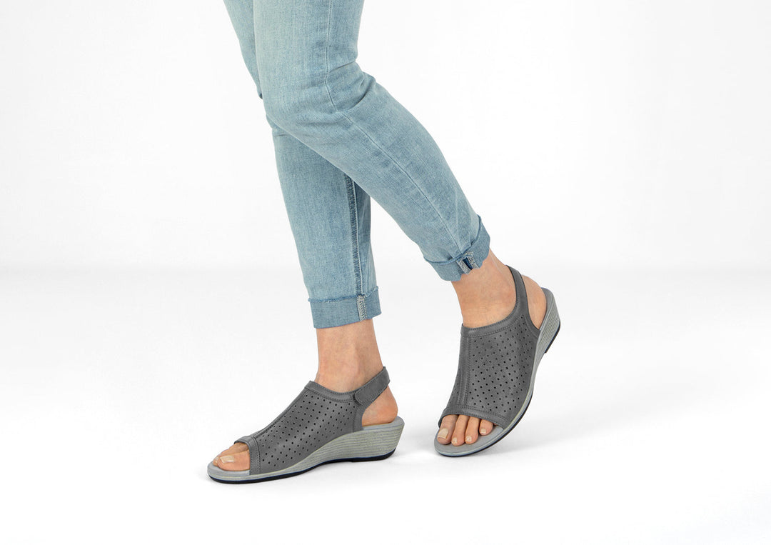 Hazel | Subtle elegance in soft gray