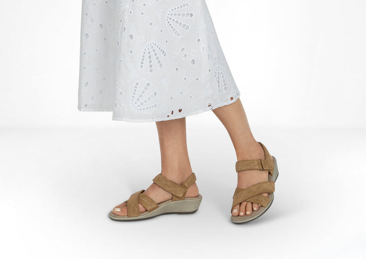Holly | Natural warmth in a soft camel brown