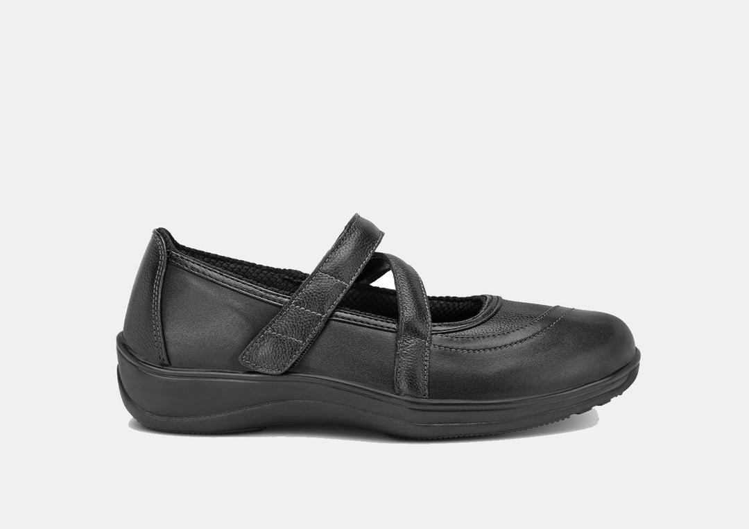 Celina | Light and graceful in classic black